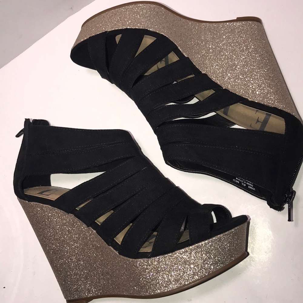 🌻$10🌻 ELLE black sandals w/ gold metallic wedge